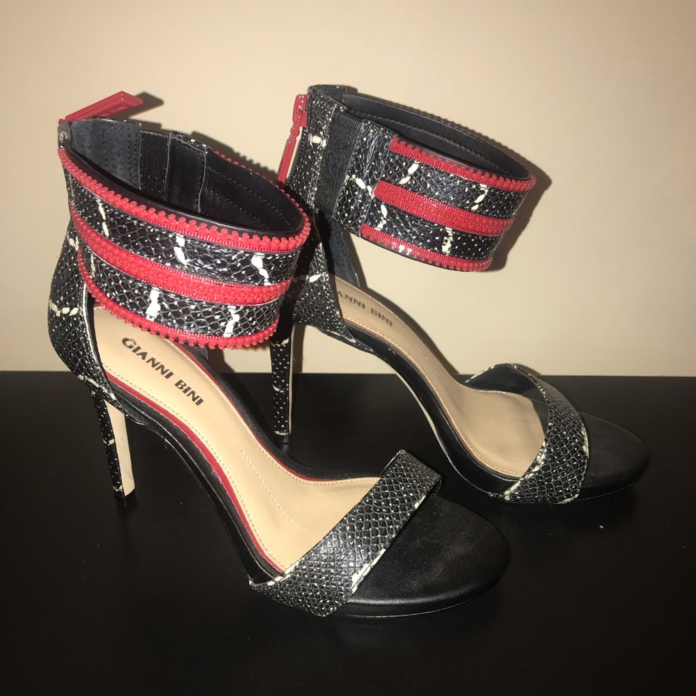 Gianni Bini Snake print sandals